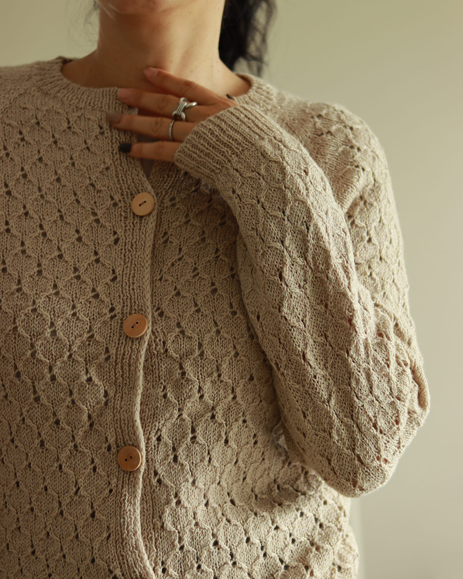Cardigan tricoté Xiaowei Design avec motif dentelle et coupe confortable