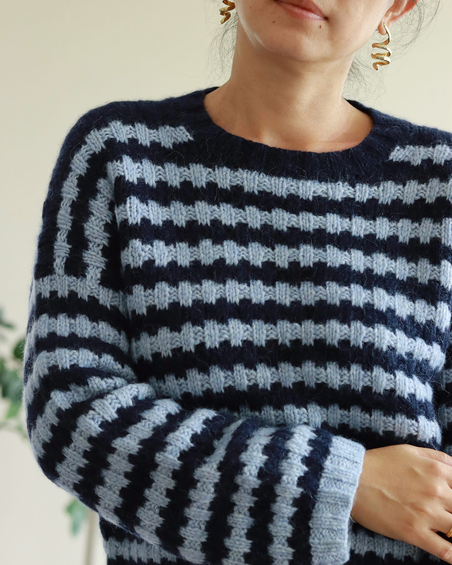 Détail du point texturé et des rayures du pull Shufo