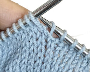 Comment rabattre les mailles sans roulottage