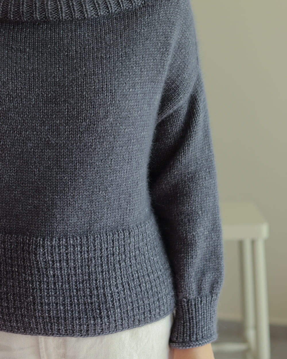 Détail du col et de l’empiècement du pull Benyuan Light
