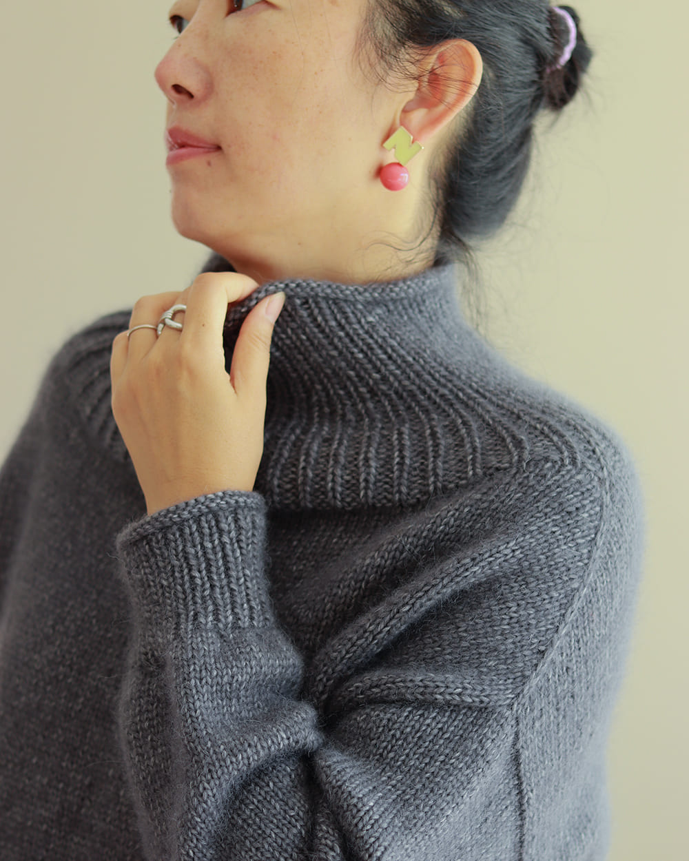 Vue de profil du pull Benyuan Light tricoté en jersey