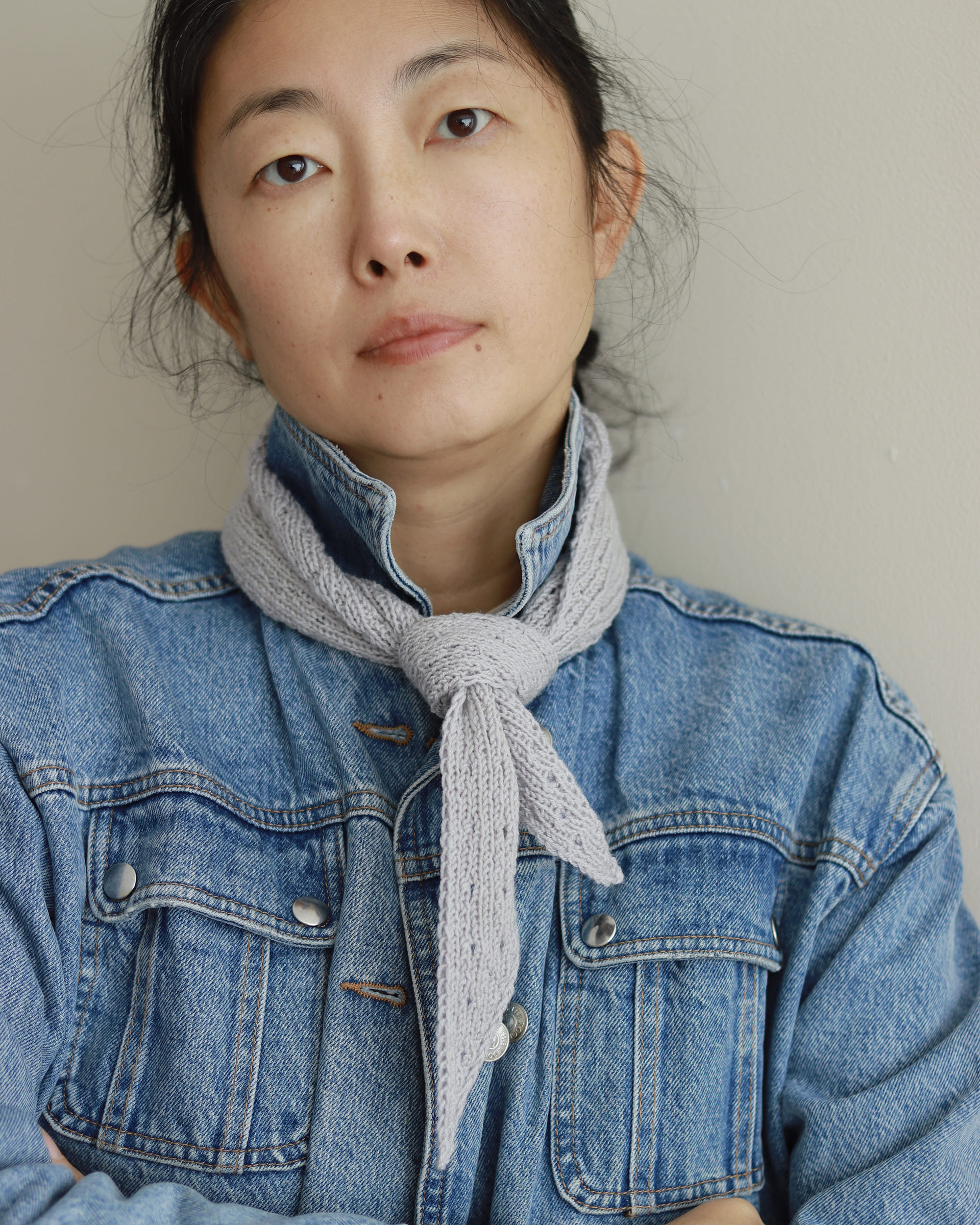 Nae Triangle porté autour du cou avec une veste en jean