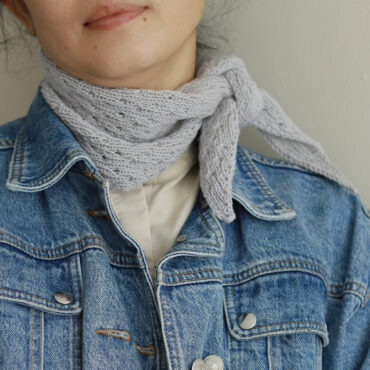 Nae Triangle, petit foulard triangulaire gris tricoté à la main