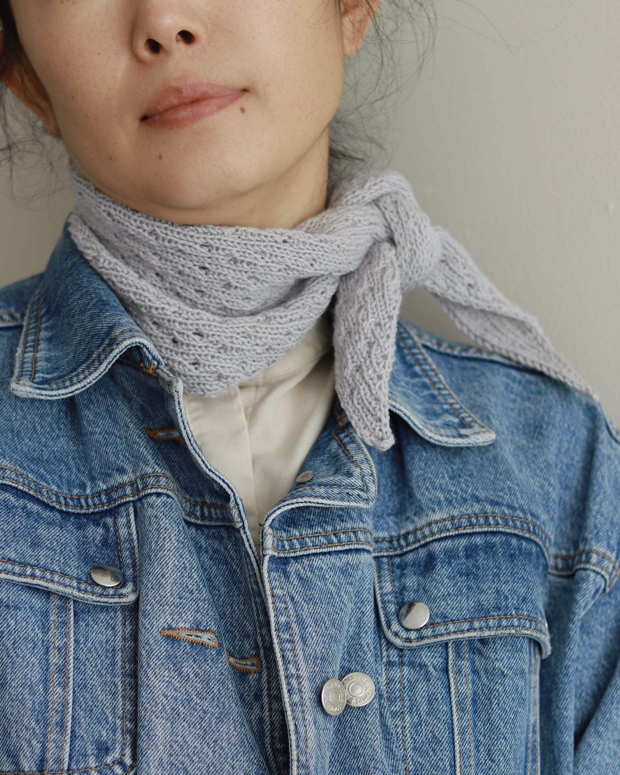 Nae Triangle, petit foulard triangulaire gris tricoté à la main