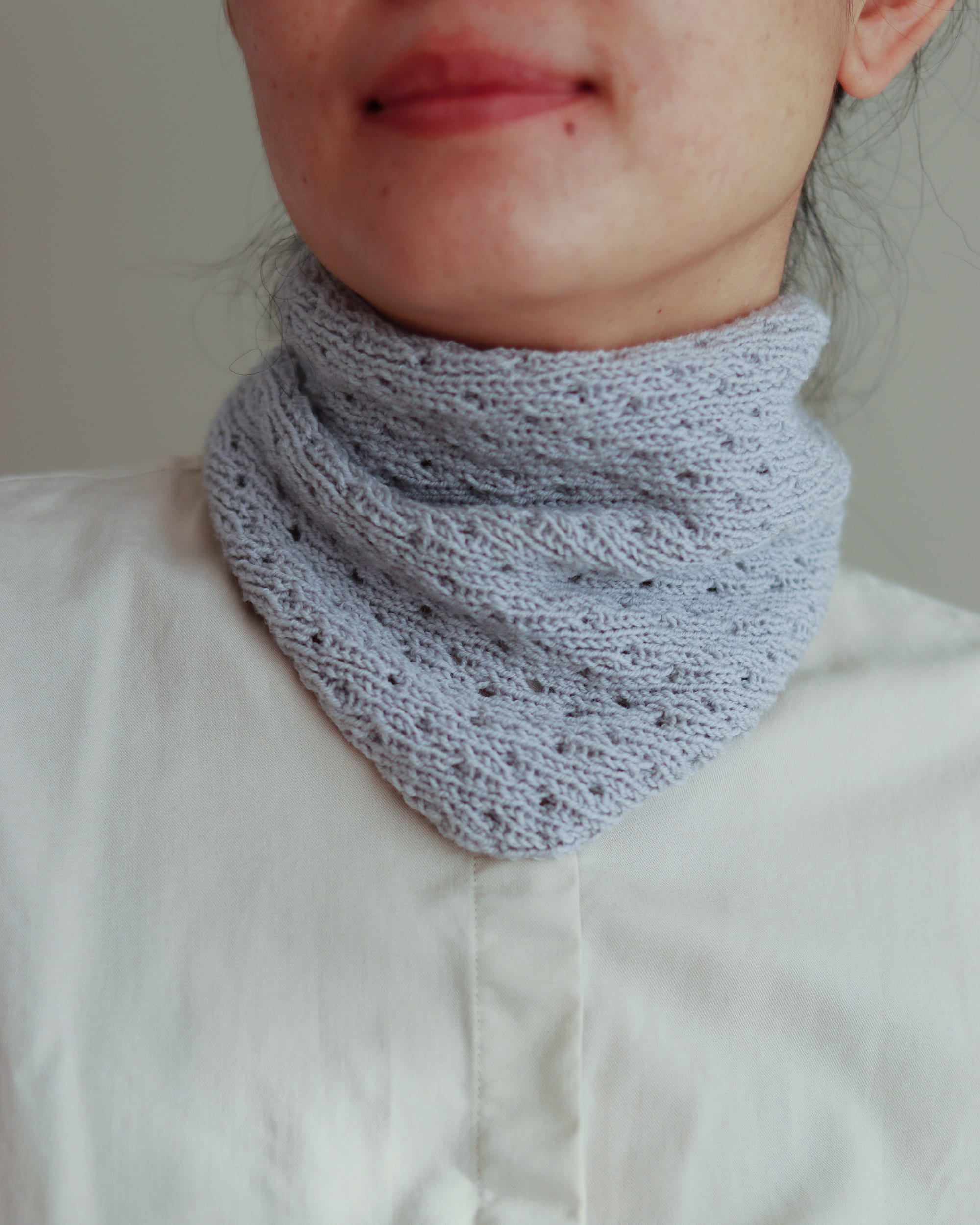 Nae Triangle porté comme accessoire de cou, patron Xiaowei Design