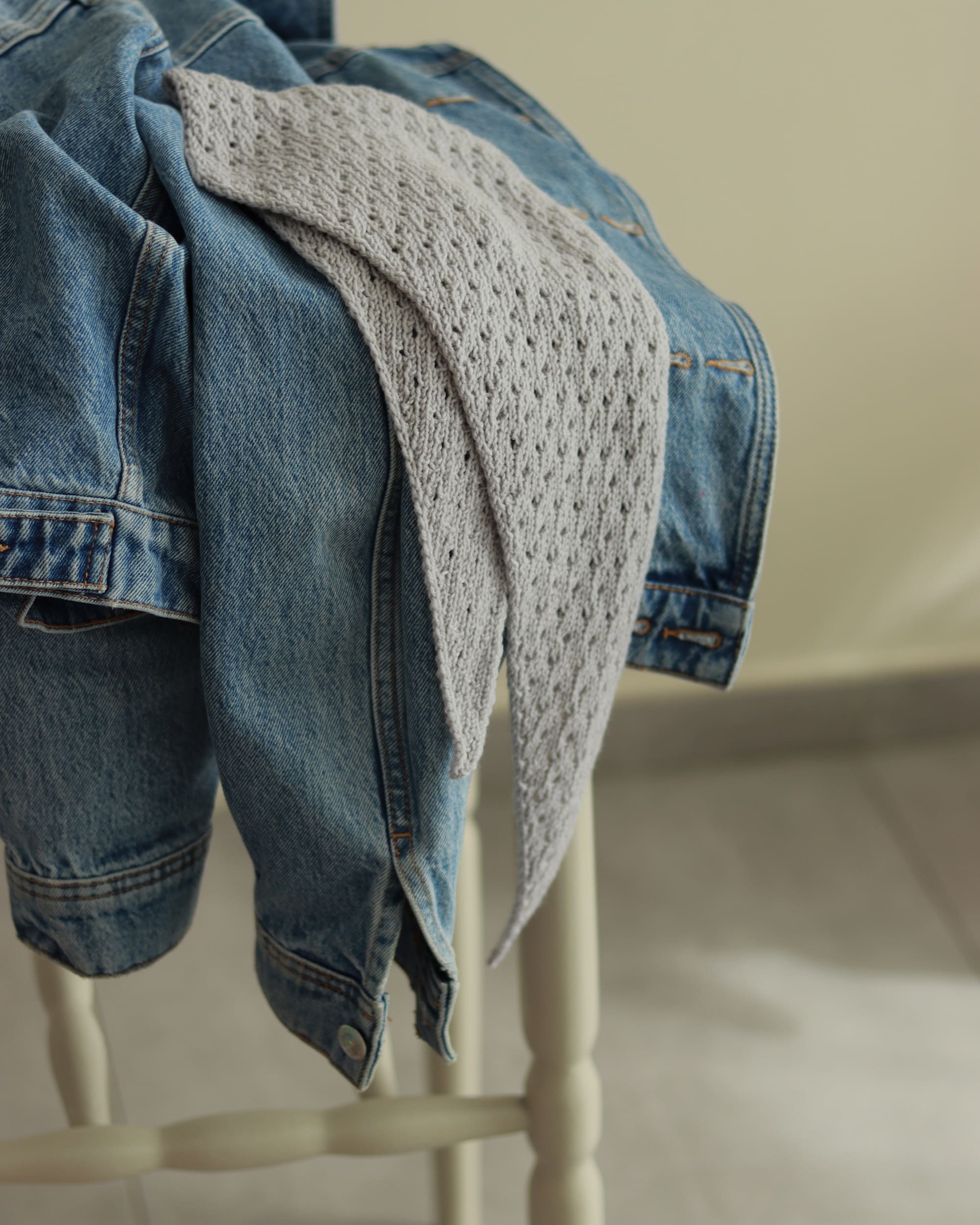 Foulard tricoté gris avec motif texturé et ajouré